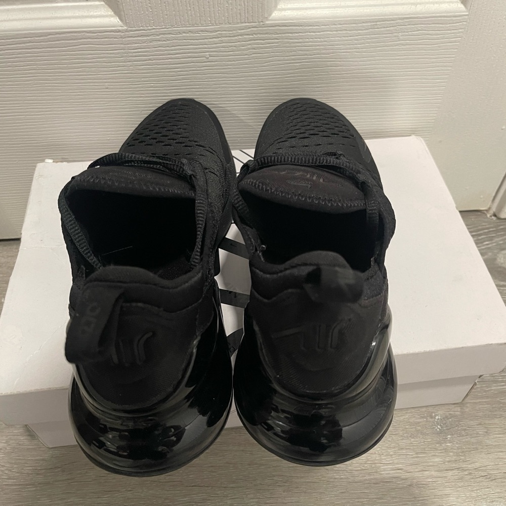 Women’s black nike 270